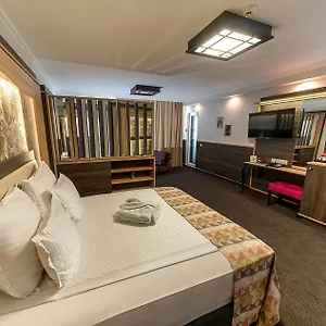 Otel Zoo - Secured Paid Parking, Sofya
